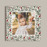 Lienzo Foto de marco floral para Navidades clásicos<br><div class="desc">Esta hermosa fotografía de lienzos de vacaciones muestra un patrón floral y verde dibujado a mano en colores clásicos Navidades tradicionales de verde profundo, rojo burdeos y marfil sobre un fondo de color personalizado (mostrado en beige de arena clara). Un pequeño marco de color marfil permite que la foto se...</div>