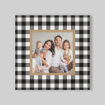 Lienzo Foto de Navidades de la granja Black Buffalo Plaid<br><div class="desc">Este lienzo de arte mural estilo casa de campo Navidad de mantas de lujo presenta un espacio de fotos familiar cuadrado personalizado enmarcado por un borde de bronceado con un fondo con motivos de búfalo blanco y negro. Consejo de fotos: recortar la foto en forma cuadrada antes de subir.</div>