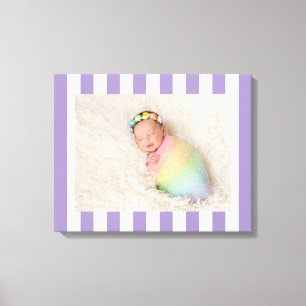 Lienzo Foto de recién nacida con rayas de lavanda y blanc