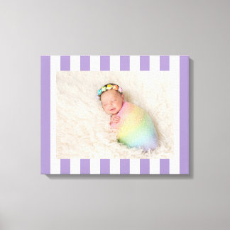 Lienzo Foto de recién nacida con rayas de lavanda y blanc
