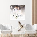 Lienzo Foto de reciente aparición Iniciales Ampersand Bod<br><div class="desc">Foto Recién Recibida De Overlay Iniciales Ampersand Boda. Simplemente reemplace la foto de muestra con su propio favorito de orientación hacia el paisaje y de alta resolución. Personalice fácilmente sus iniciales.</div>