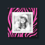 Lienzo Foto familiar de cebra rosa<br><div class="desc">Hecho para lucir dimensional,  un patrón de impresión de cebra rosa negro y caliente crea un hermoso marco para tu foto favorita en este lienzo envuelto. **CONSEJO: Si usas una placa cuadrada,  tal vez necesites recortar tu foto a un cuadrado ANTES de subirla para obtener los mejores resultados.</div>