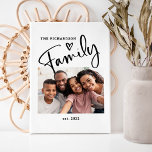 Lienzo Foto familiar moderna y cortés | Blanco y negro<br><div class="desc">Este sencillo y elegante arte fotográfico familiar muestra tu foto personal favorita,  con la palabra "familia" apareciendo en la moderna tipografía escrita a mano en negro,  con un corazón dibujado a mano sobre un fondo blanco. Añade tu apellido y fecha establecida.</div>