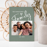 Lienzo Foto familiar moderna y cortés | Sage Green<br><div class="desc">Este sencillo y elegante arte fotográfico familiar muestra tu foto personal favorita,  con la palabra "familia" apareciendo en la moderna tipografía escrita a mano en blanco,  con un corazón dibujado a mano sobre un fondo verde sabio. Añade tu apellido y fecha establecida.</div>