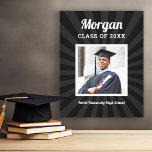Lienzo Foto personalizada de graduado de la promoción de<br><div class="desc">Un audaz lienzo de graduación que presenta un dramático fondo de ráfaga solar negra con el nombre del graduado en escritura retro, el año de graduación, un retrato de último año enmarcado y el nombre de la escuela en tipografía coordinada. Todos los campos de texto son totalmente editables. Un recuerdo...</div>