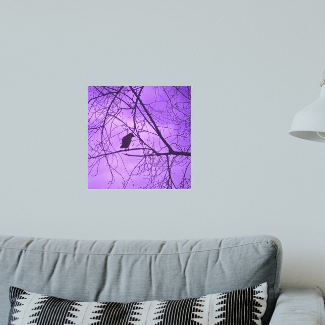Lienzo Fotografía de cuervos negros y cielo púrpura con á (Black crow in black tree branches against hazy purple sky on canvas art print.)