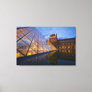 Lienzo Francia, París. El Louvre a la luz del crepúscul