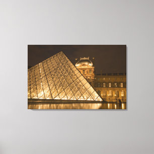 Lienzo Francia, París. El Louvre al anochecer. Crédito