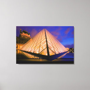 Lienzo Francia, París. El museo del Louvre al anochecer.