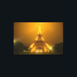 Lienzo Francia, París. Torre Eiffel iluminada a las 3<br><div class="desc">DERECHOS DE AUTOR Jim Zuckerman / Jaynes Gallery / DanitaDelimont.com | EU09 BJA0024.jpg | Francia,  París. La Torre Eiffel iluminada por la noche. Crédito: Jim Zuckerman / Jaynes Gallery / DanitaDelimont.com</div>