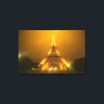 Lienzo Francia, París. Torre Eiffel iluminada a las 3<br><div class="desc">DERECHOS DE AUTOR Jim Zuckerman / Jaynes Gallery / DanitaDelimont.com | EU09 BJA0024.jpg | Francia,  París. La Torre Eiffel iluminada por la noche. Crédito: Jim Zuckerman / Jaynes Gallery / DanitaDelimont.com</div>