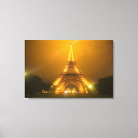Francia, París. Torre Eiffel iluminada a las 3
