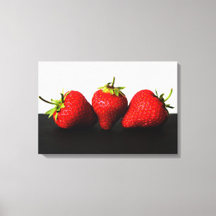 Lienzo Fresas de color blanco sobre negro 24x16 (60x40cm)