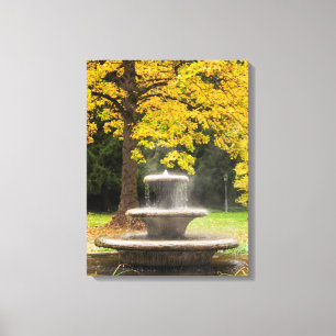 Lienzo Fuente por un árbol en otoño, Alemania