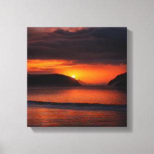 Lienzo Fuerte atardecer sobre las olas del océano