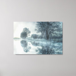 Lienzo Fuerte invierno de un lago, con árboles y cielo