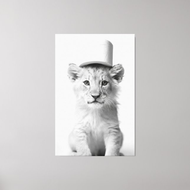Lienzo Funny Lion Cub Wearing Toilet Paper Animal Photo (Anverso)