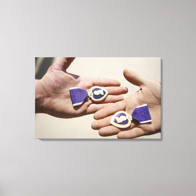 Lienzo Ganadores del Purple Heart muestran sus medallas (Anverso)