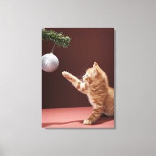 Lienzo Gatito que juega con la chuchería del navidad en