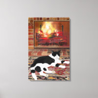 Gato blanco y negro acostado frente a la chimenea