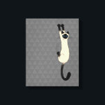 Lienzo Gato Siamés colgando | Gato gracioso<br><div class="desc">Un gato siamés loco y salvaje se aferra a las leyes. Añade algo de diversión a tu espacio vital con el arte de este divertido amante de los gatos. Hace un gran regalo para los gatos. Diseño original ©Jenn Kay.</div>