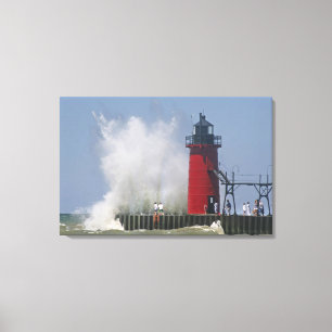 Lienzo Gente en el muelle observa grandes olas en 2