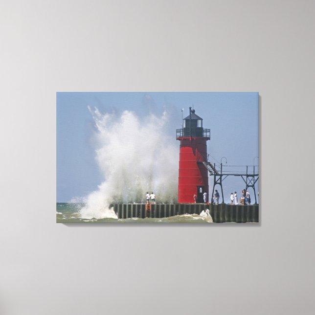 Lienzo Gente en un espigón observa grandes olas en 2 (Anverso)