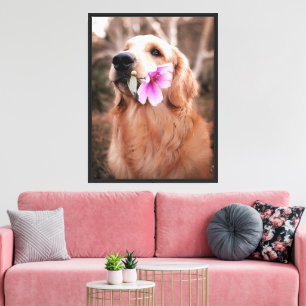 Lienzo Golden Retriever con un perro con flores