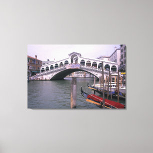 Lienzo Góndolas y turistas cerca del Puente de Rialto