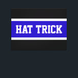 Lienzo GORRA TRICK Bandas de hockey blanco azul real<br><div class="desc">Este diseño deportivo de hockey presenta el atlético "GORRA TRICK" dentro de franjas reales azules y blancas contra fondo negro.</div>