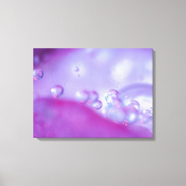 Lienzo Gotas de rocío en abstracto de pétalo de flor. Cré (Anverso)