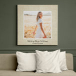 Lienzo Graduación Rústica de Moda Graduada Foto Burlap<br><div class="desc">Personalice este diseño de lienzo de personalizado cuadrado de moda rústico y elegante con el retrato senior de su graduado, nombre en escritura y año de clase de graduación! El marco neutro que rodea la foto está impreso en el lienzo y cuenta con un borde beige delgado y un amplio...</div>