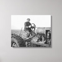 Granjero conduciendo tractor, 1937