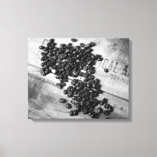 Lienzo Granos de café blancos y negros en una vieja taza