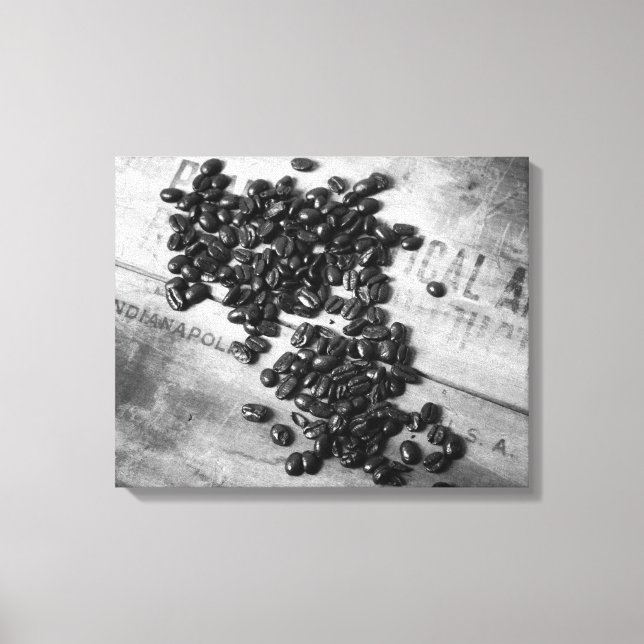 Lienzo Granos de café blancos y negros en una vieja taza  (Anverso)