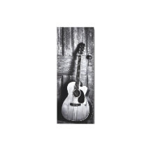 Guitarra acústica rusa en blanco y negro