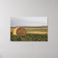 Hay Bales En Un Campo Con Montañas Al Amanecer