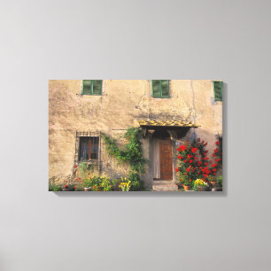 Lienzo Hermosa casa antigua con flores en San Gimignano