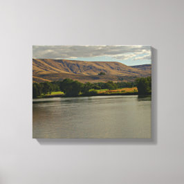 Lienzo Hermoso río que fluye en el desierto con tierras d