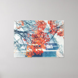 Lienzo Hojas de otoño rojas y edificio urbano