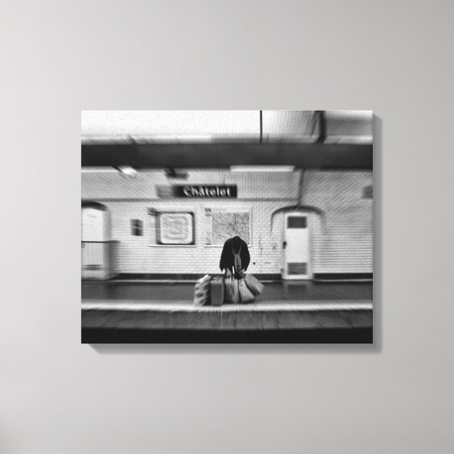Lienzo Hombre con bolsas de compras en el metro (Chatelet (Anverso)