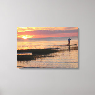 Lienzo Hombre en tabla de agua al atardecer en Cape Cod