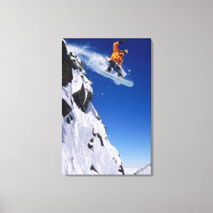 Lienzo Hombre en un snowboard saltando de un cornice en