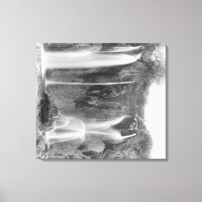 Lienzo Hombre parado debajo de la foto de las cataratas d (Anverso)