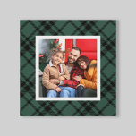 Lienzo Hunter Green Tartan Plaid Pattern Navidad<br><div class="desc">Este elegante lienzo de arte mural para Navidades festivos presenta un espacio fotográfico familiar cuadrado personalizado enmarcado por un fondo escocés clásico-moderno de cacerola / pino verde y negro escocés. Se puede cambiar el color de fondo verde para que se coordine con la decoración. Consejo de fotos: recortar la foto...</div>