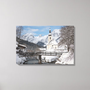 Lienzo Iglesia en la nieve con los Alpes en invierno