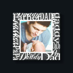 Lienzo Imagen personalizada del Collage de palabras del D<br><div class="desc">Añade tu foto favorita de Instagram para crear un hermoso collage de fotos único envuelto en papel de lienzo. Tu foto personal rodeada por un borde de collage de palabras de las muchas maneras de decir DAD. Textura falsa de lino que se puede cambiar a fondo personalizado de la paleta...</div>