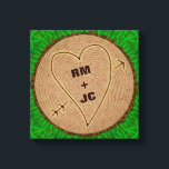 Lienzo Iniciales talladas en el corazón Anillos de árbol<br><div class="desc">Este bonito y romántico diseño de tela estirada en la naturaleza rústica es perfecto para un boda, aniversario o El día de San Valentín. Tiene un aspecto de textura de madera, como la vista superior de un trozo de árbol con anillos y un borde de corteza. Se ha tallado en...</div>