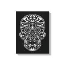 Intrincado cráneo de azúcar blanco en negro