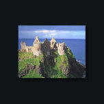 Lienzo Irlanda del Norte, condado de Antrim, Dunluce<br><div class="desc">Irlanda del Norte,  County Antrim,  Dunluce Castle Picturesque Dunluce Castle atrae a los visitantes con su impresionante ubicación en la costa de Antrim en Irlanda del Norte � Ric Ergenbright / DanitaDelimont.com</div>